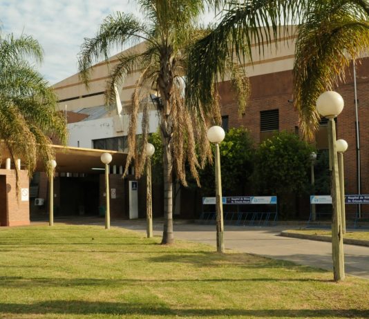 Jugaba con una bala y le explotó en las manos
