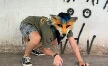 Una mujer denunció que su hija fue atacada por un joven “therian”