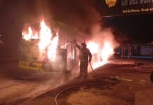 Destrucción total: se incendió un colectivo de la Línea 11