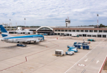 Ordenan eliminar fotos y datos de la mujer tras el escándalo sexual a bordo de un avión en Rosario