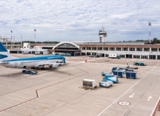Ordenan eliminar fotos y datos de la mujer tras el escándalo sexual a bordo de un avión en Rosario