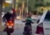 Un niño manejaba una moto por la costanera oeste
