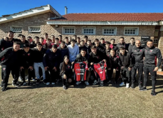 Dos campeones volvieron a casa para acompañar a los juveniles de Colón
