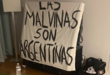 La historia de la bandera de Malvinas que terminó en manos de los jugadores argentinos