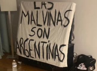La historia de la bandera de Malvinas que terminó en manos de los jugadores argentinos