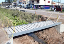 Comenzó la instalación de nuevos puentes peatonales sobre Aristóbulo del Valle