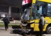Un motociclista chocó contra un colectivo de la Línea 11 y murió