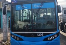 Robó un colectivo, lo manejó una hora y lo dejó abandonado