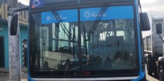 Robó un colectivo, lo manejó una hora y lo dejó abandonado